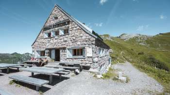 rifugio Pfälzerhütte nelle Alpi del Liechtenstein, con tempo soleggiato