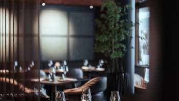 Ristorante moderno con interni eleganti, comode poltrone e ampie vetrate