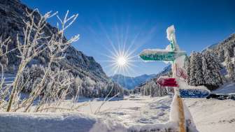 Segnaletica innevata e un paesaggio invernale da sogno in pieno sole a Steg, nel Liechtenstein.