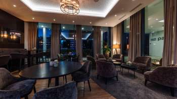  Interno del ristorante con moderni tavoli in legno, sedie confortevoli e illuminazione d'atmosfera.