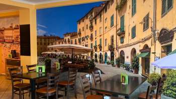 Vista esterna del bar e bistrot «La Piazza»