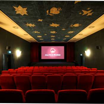 Interno dell'Altes Kino Vaduz con velluto rosso e schermo illuminato