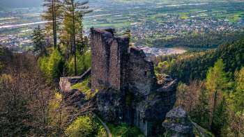 Una veduta a volo d'uccello del castello di Schalun, con vista sulla valle del Reno sullo sfondo