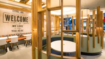 Vista interna del moderno McDonald's di Vaduz con vari elementi in legno Vista interna del moderno McDonald's di Vaduz con vari elementi in legno