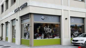 Vista esterna del panetteria Wüst di Eschen con ampie vetrine ed etichettatura moderna