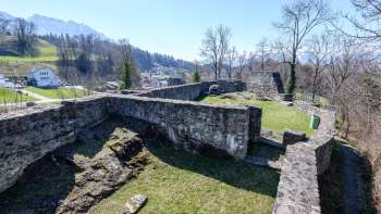 Resti delle rovine del castello di Schellenberg con vista sulla valle