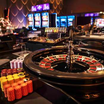 Elegante tavolo della roulette con fiches e pallina nell'elegante interno del Casinò Admiral Triesen.