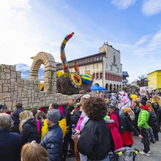 Carri allegorici e persone in maschera alla grande sfilata di Vaduz, Liechtenstein.