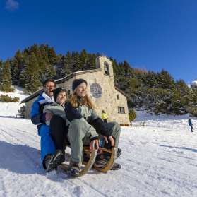 Servizio fotografico invernale per famiglie a Malbun