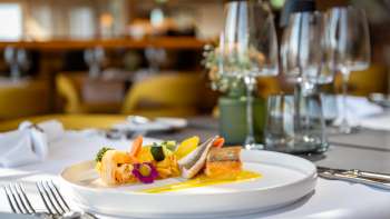 Piatti deliziosi in un'atmosfera moderna e accogliente nel ristorante Alpin Royal
