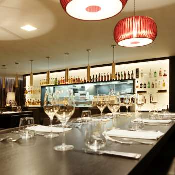 Bar moderno nel ristorante Kokon con eleganti bicchieri da vino e illuminazione d'atmosfera