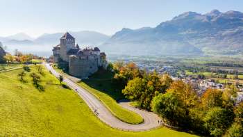 Il castello di Vaduz si trova su una collina che domina la valle del Reno e le montagne circostanti.