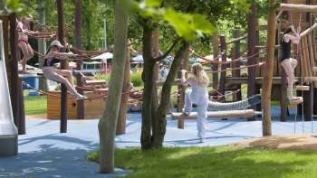  Tavoli e sedie colorate nel ristorante della piscina all'aperto Mühleholz, ideale per rilassarsi dopo una nuotata.