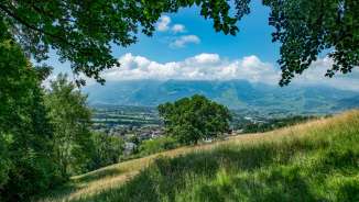Vista panoramica dall'Unterländer Höhenweg sulla valle del Reno in Liechtenstein in una soleggiata giornata estiva