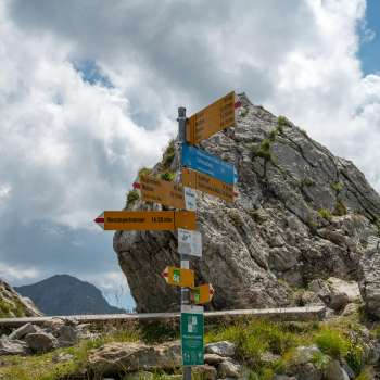 Cartello presso il rifugio Pfälzerhütte con le distanze dalle mete escursionistiche del Liechtenstein.