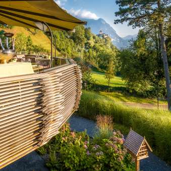 Sole serale sulla terrazza del Park Hotel Sonnenhof in Liechtenstein, con vista sul castello di Vaduz e sul pittoresco paesaggio alpino