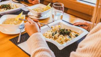 Primo piano di Käsknöpfle nel ristorante Edelweiss