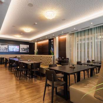 Elegante sala del ristorante Kommod con disposizione simmetrica e atmosfera accogliente.