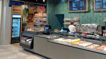 Banco moderno con tabellone digitale e deliziosi snack