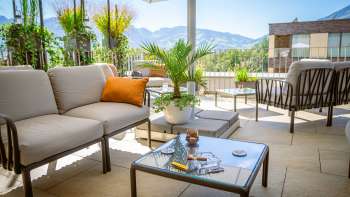 Terrazza con cocktail e vista sulle Alpi del Liechtenstein