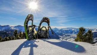 Due racchette da neve a Malbun innevata con vista panoramica sulle Alpi sull'Alpspitz nel Liechtenstein in pieno sole