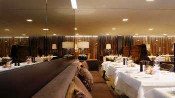 Ristorante elegante con tavoli a specchio e illuminazione soffusa