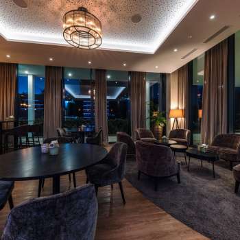  Interno del ristorante con moderni tavoli in legno, sedie confortevoli e illuminazione d'atmosfera.
