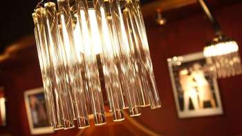 Primo piano di un lampadario moderno con un'elegante illuminazione d'atmosfera