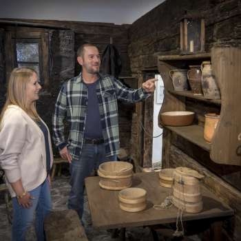 I visitatori osservano oggetti d'uso storici nel Museo Walser