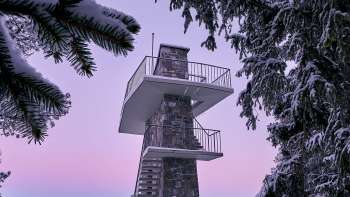 Due persone si godono la vista dal punto panoramico di Gaflei sulla valle del Reno nel Liechtenstein in una giornata limpida.