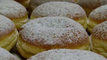 Primo piano di ciambelle con zucchero a velo 