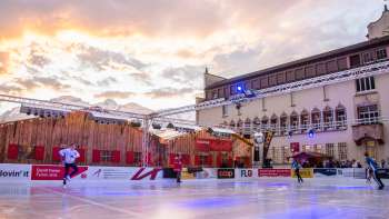 Pattinaggio sul ghiaccio sulla pista diVaduz on Ice, illuminata a festa, nella piazza del municipio