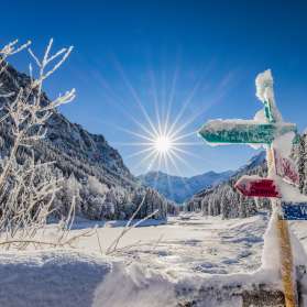 Segnaletica innevata e un paesaggio invernale da sogno in pieno sole a Steg, nel Liechtenstein.