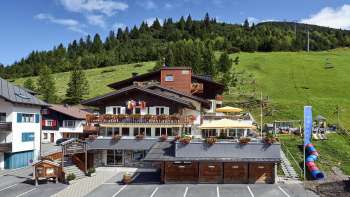Vista esterna dell'Hotel Turna nella località montana di Malbun