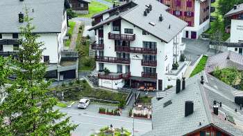 Vista esterna di un edificio bianco nel villaggio di montagna di Malbun