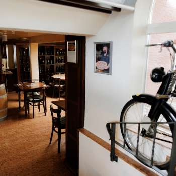 Interni eleganti del ristorante con mobili classici in legno e ambiente accogliente