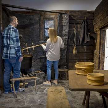 I visitatori esplorano un antico affumicatoio nel Museo Walser di Triesenberg