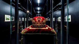 Corona originale del Principato del Liechtenstein su un cuscino di velluto rosso nella mostra della Camera del Tesoro del Liechtenstein, allestita in modo impressionante