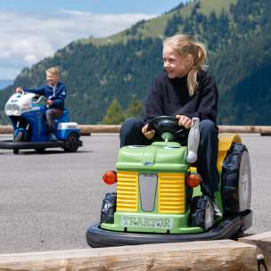 I bambini guidano le minicar