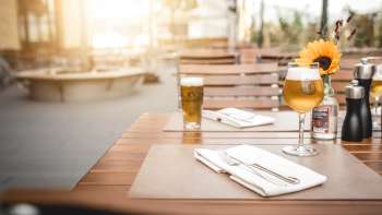 Camere moderne con eleganti tavoli in legno, lampade creative e un'atmosfera accogliente