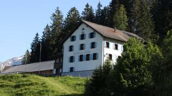 Tradizionale locanda di montagna Sücka nel mezzo di un paesaggio verde e circondato da boschi