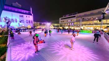 Pattinare sul ghiaccio di notte sulla pista illuminata a colori di «Vaduz on Ice», nel centro città decorato a festa. Pattinare sul ghiaccio di notte sulla pista illuminata a colori di «Vaduz on Ice», nel centro città decorato a festa.