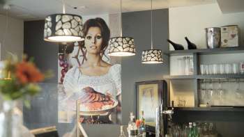 Area bar in Made in Italy con illuminazione d'atmosfera e stile italiano.