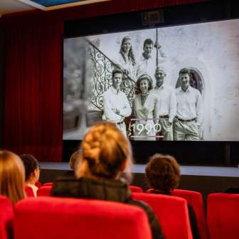 Persone nello storico cinema di Vaduz che guardano un film sul Liechtenstein