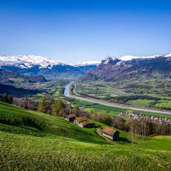 Vista sulla valle del Reno con le Alpi, il corso del Reno e i villaggi - vista dal Liechtenstein verso la Svizzera e l'Austria in una giornata limpida