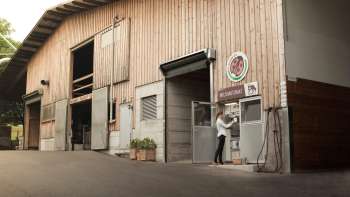 Vista esterna del Kaiserhof in Liechtenstein con stazione di rifornimento del latte self-service - regionale, fresco e direttamente dalla fattoria.