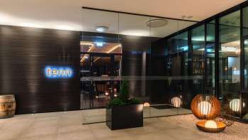 Vista esterna del bar e del ristorante lounge con architettura moderna ed elegante area d'ingresso.