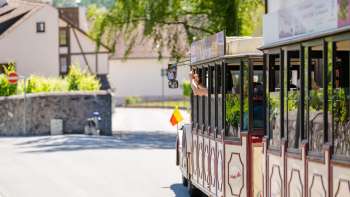 Foto laterale del trenino turistico in una giornata di sole in Liechtenstein