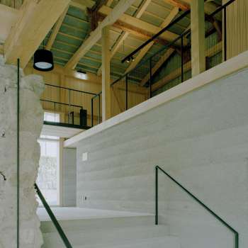 Fienile ristrutturato in stile moderno