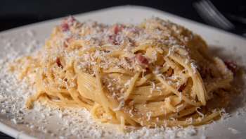 Primo piano di spaghetti al parmigiano